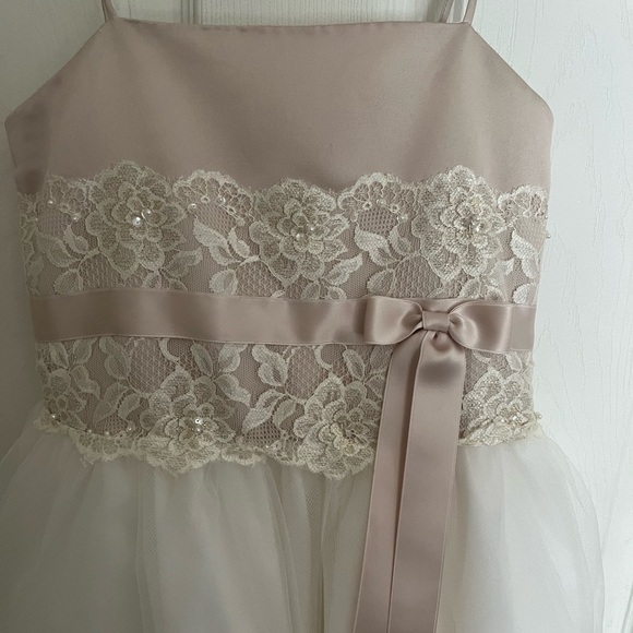 Flower Girl Dress David’s Bridal style H1173.  Girls size 6 - Picture 2 of 5